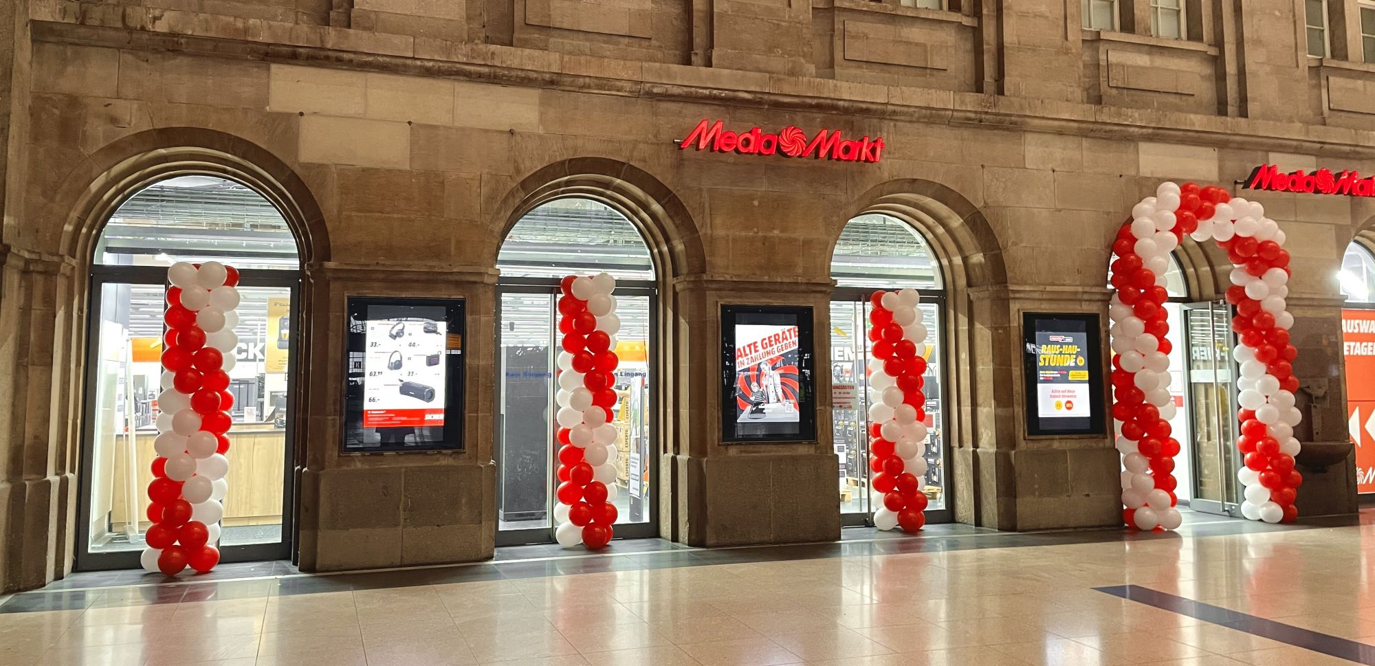 Luftballon Dekoration mit Säulöen und großem Ballonbogen für den Mediamarkt im Hauptbahnhof