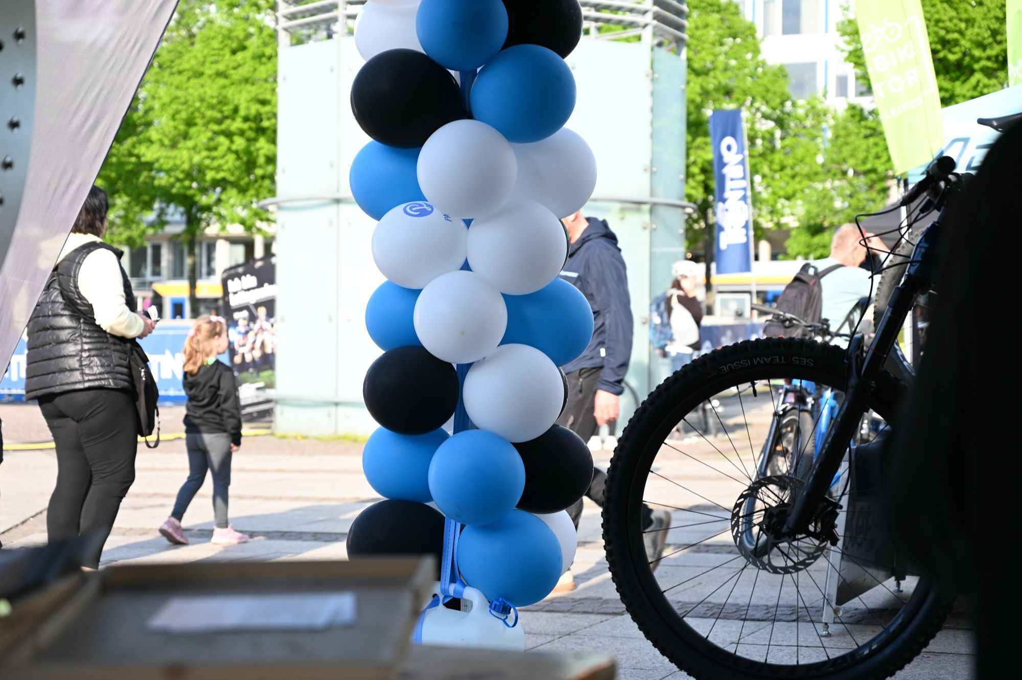 Ballonsäule als Messtsand Dekoration beim Fahrradfest in Leipzig, mit unserem Konfigurator einfach online bestellen