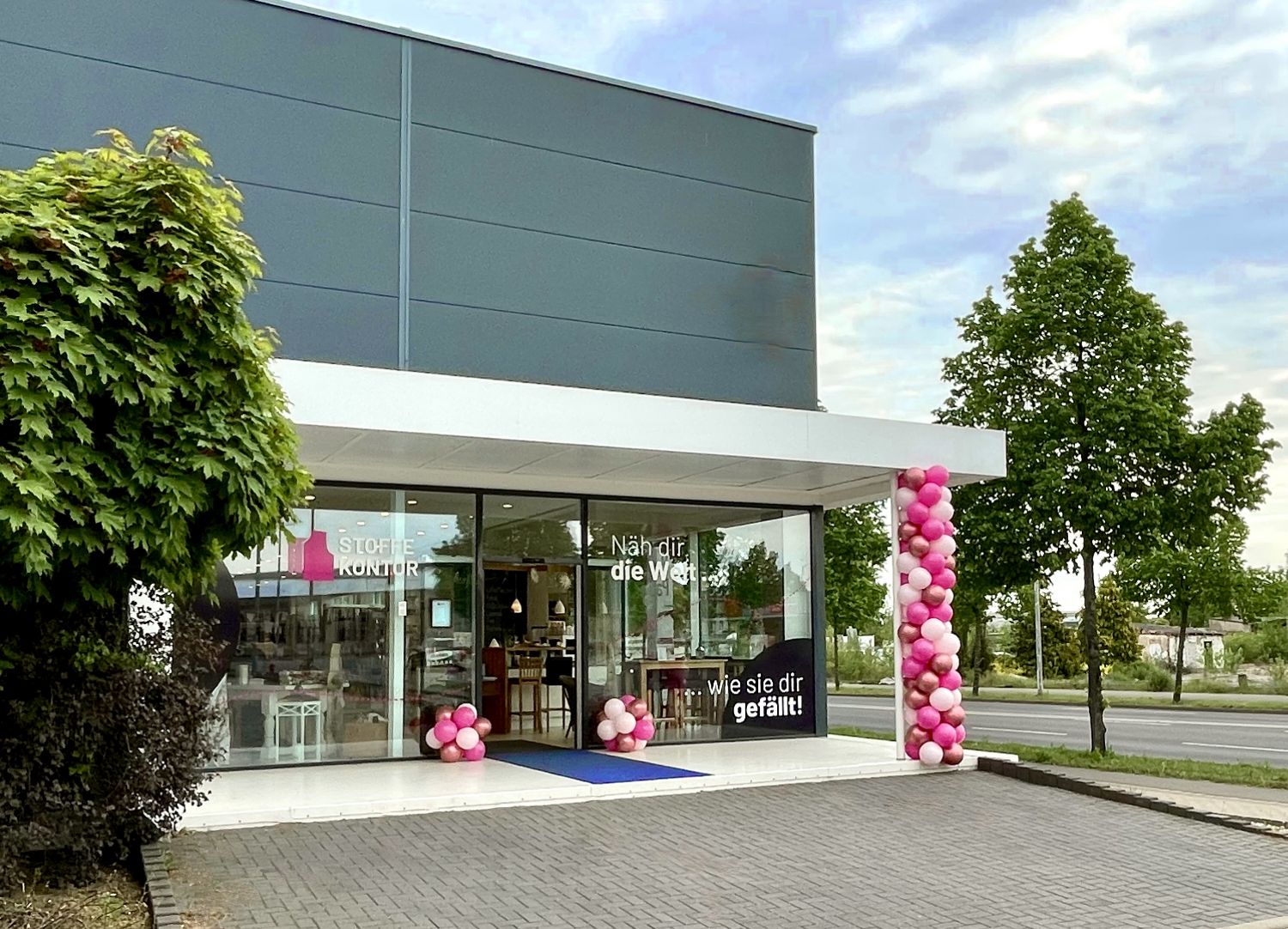 Große Ballonsäule zum Jubiläum von Stoffekontor im alten Maserati-Autohaus