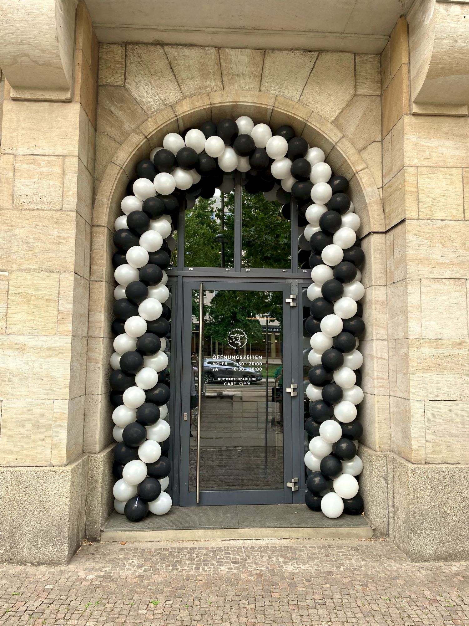 Ballonbogen Deko zur Ladeneröffnung der Veganen Fleischerei auf der Karli Ballonbogen Deko zur Ladeneröffnung der Veganen Fleischerei auf der Karli