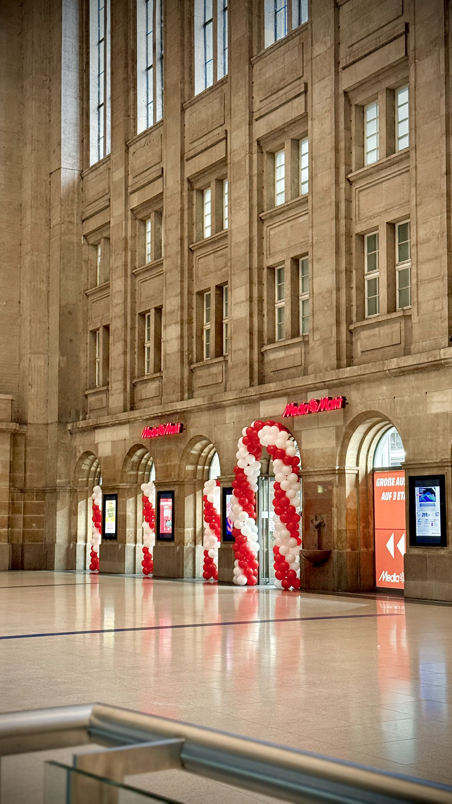 Großer Ballon-Bogen und Ballonsäulen für die Eröffnung vom Mediamarkt im Hauptbahnhof