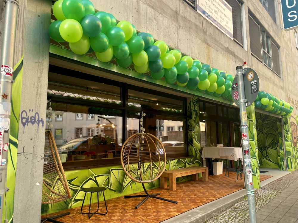 Große Outdoor Ballongirlande für die Eröffnung vom Kids Safari Kinderspielplatz